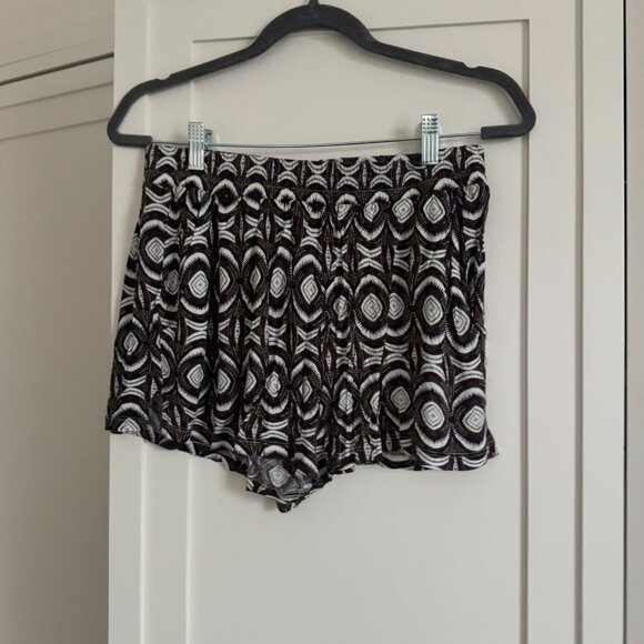 H&M Black and White printed shorts Size 6 - Picture 6 of 6